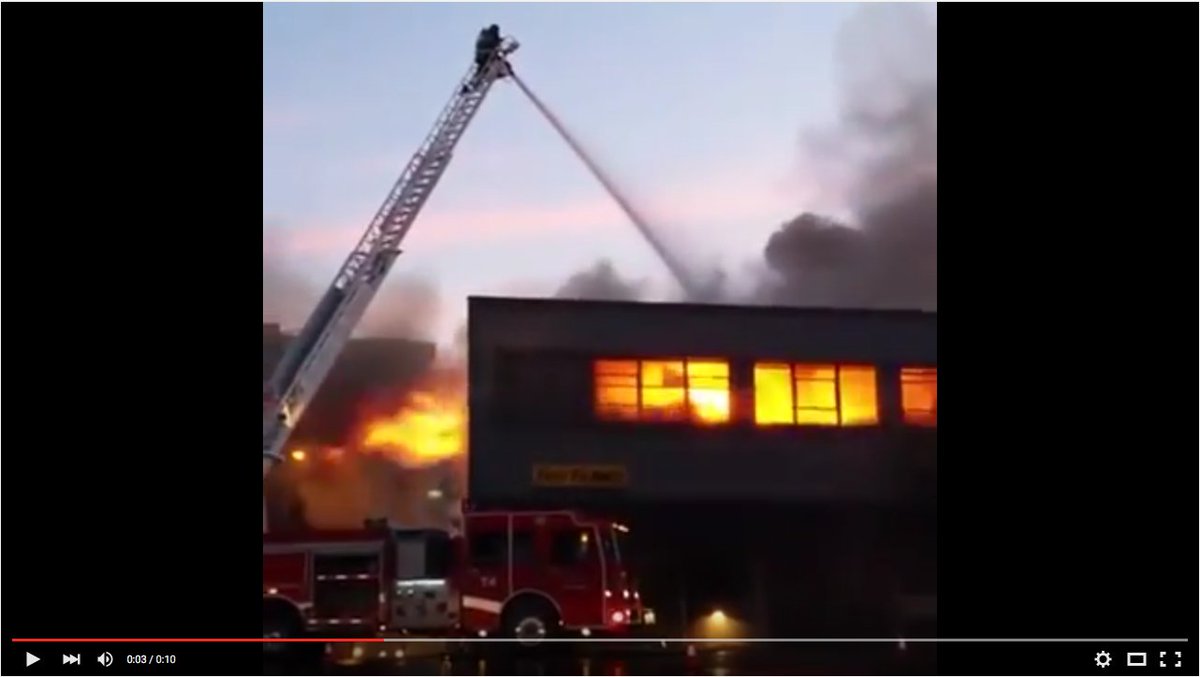 EquipoFpB's tweet photo. Vídeo: Espectacular deflagración de los gases del incendio en una nave incendiada. https://t.co/ptYBg7Essg https://t.co/TB7GtPNeCq