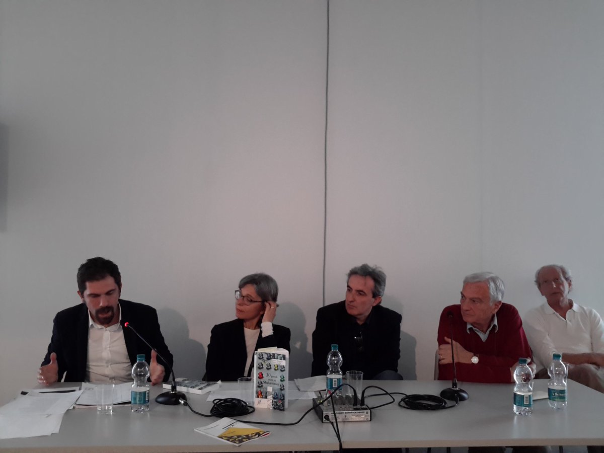 thebuzzingbea88's tweet photo. Bellissimo incontro "30 grandi miti su Shakespeare" in #SalaAleph. #StefanoMoretti mette i brividi! @bookpride2 https://t.co/4XyBqs3Zod