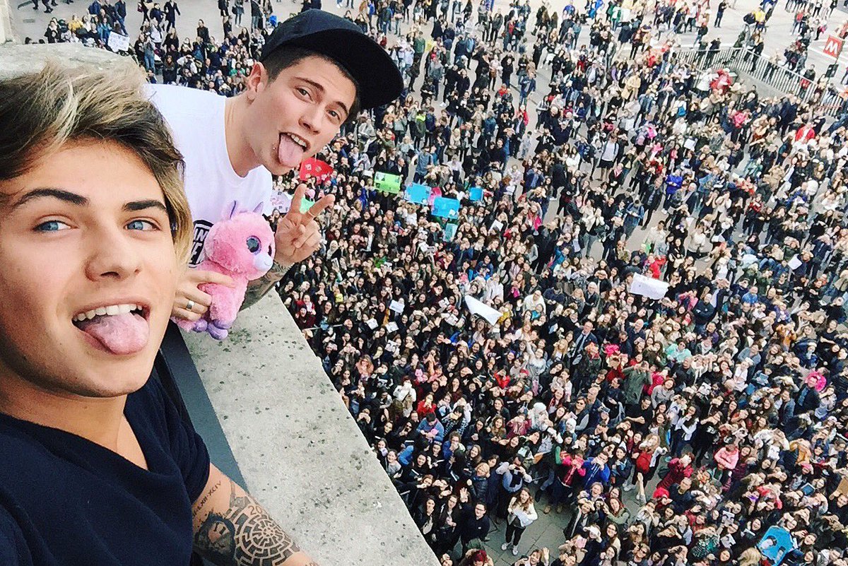BenjieFede's tweet photo. Milano che emozione! Ma quanti siete ?? ❤️ #VietatoSmettereDiSognare https://t.co/zrF4ItXp66