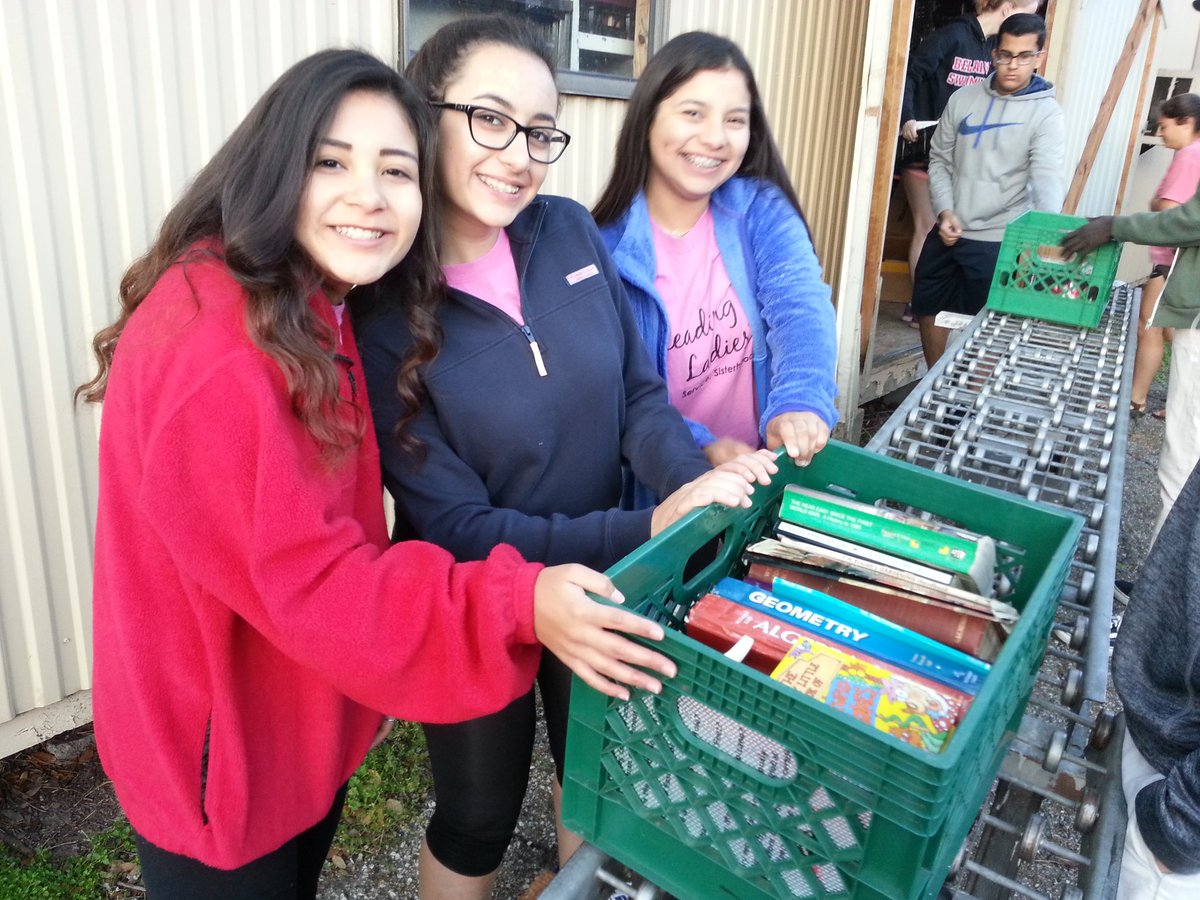 leading4ever's tweet photo. Helping the #BellaireLibrary with their annual #BookSale @cityofbellaire @leading4ever #ServiceAboveSelf https://t.co/iohX7MEWmR
