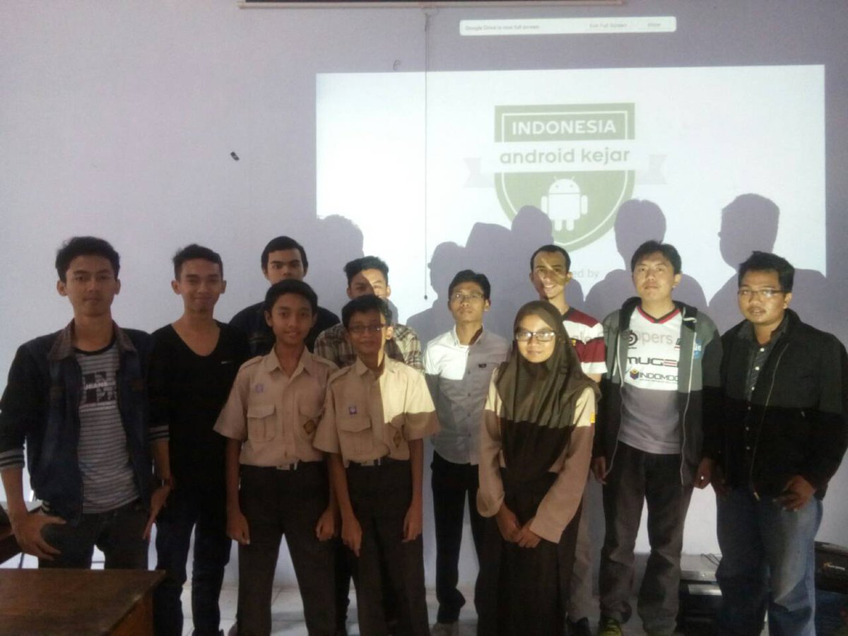 smpn1smg's tweet photo. Pelatihan membuat aplikasi android (Android Kejar) minggu ke-1 di SMP Negeri 1 Semarang.
#AndroidKejar https://t.co/jvGAIE8x0q