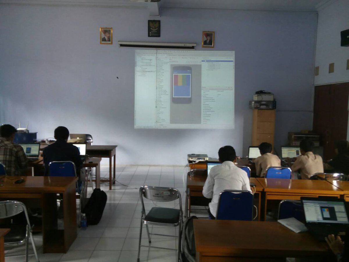 smpn1smg's tweet photo. Pelatihan membuat aplikasi android (Android Kejar) minggu ke-1 di SMP Negeri 1 Semarang.
#AndroidKejar https://t.co/jvGAIE8x0q