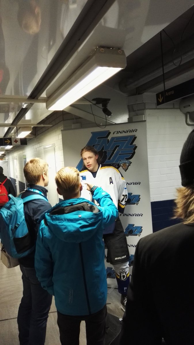 Blues99_B2's tweet photo. Jere piinapenkissä, mediakoulutus käyty. #EspooBlues #B2SMfi #SininenKevät #PäätyynAsti https://t.co/AqHJBGsgDE