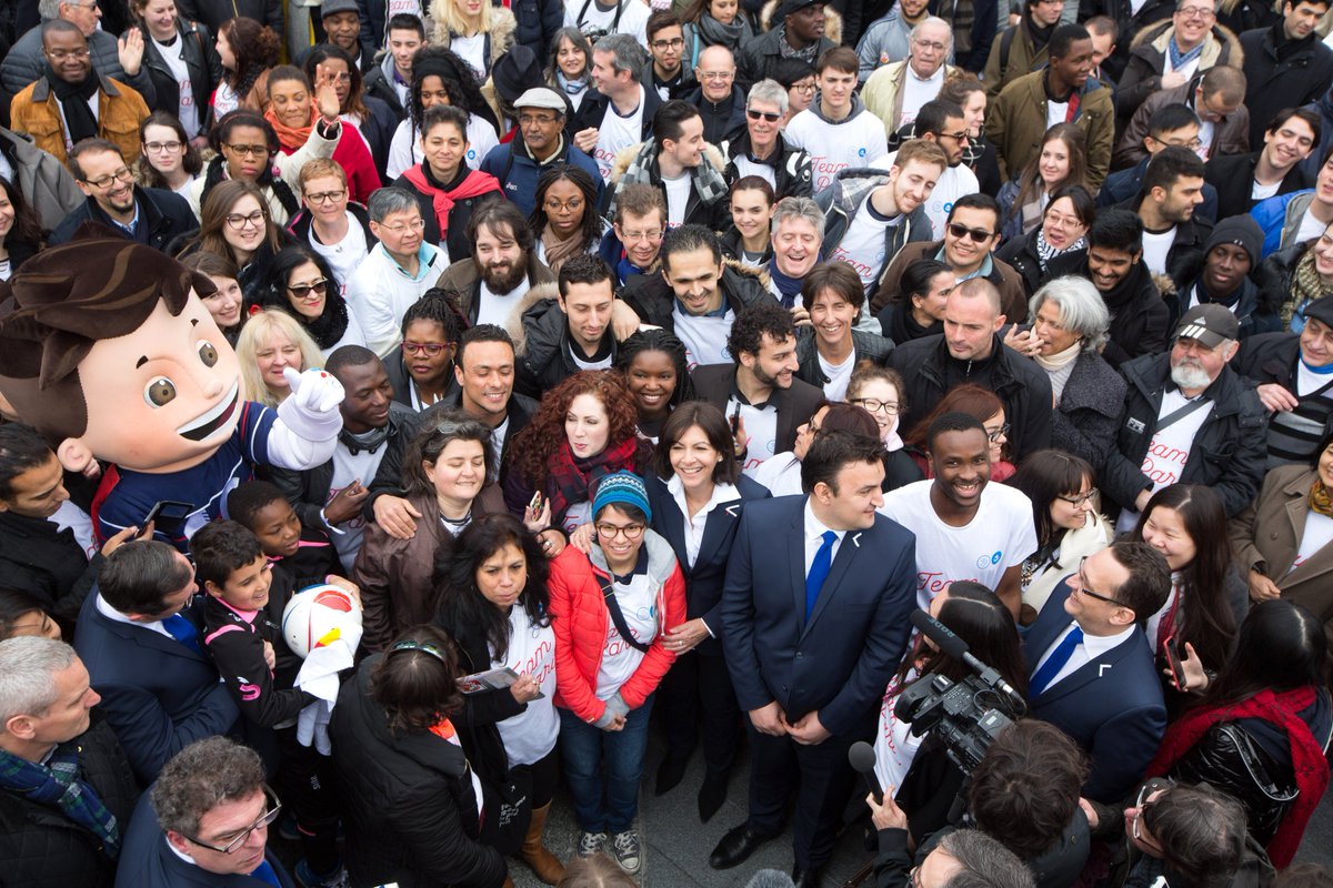 Les volontaires de la #TeamParis &amp; <a href="/Anne_Hidalgo/">Anne Hidalgo</a> inaugurent le Paris Sport Parc sur la place de l’Hôtel de Ville !