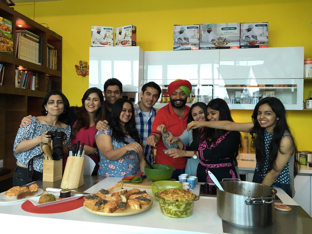 harpalsokhi's tweet photo. The @KhaoPiyoLocal doing the #namakshamak #studiochoppingblocks https://t.co/qr7AeJwevJ