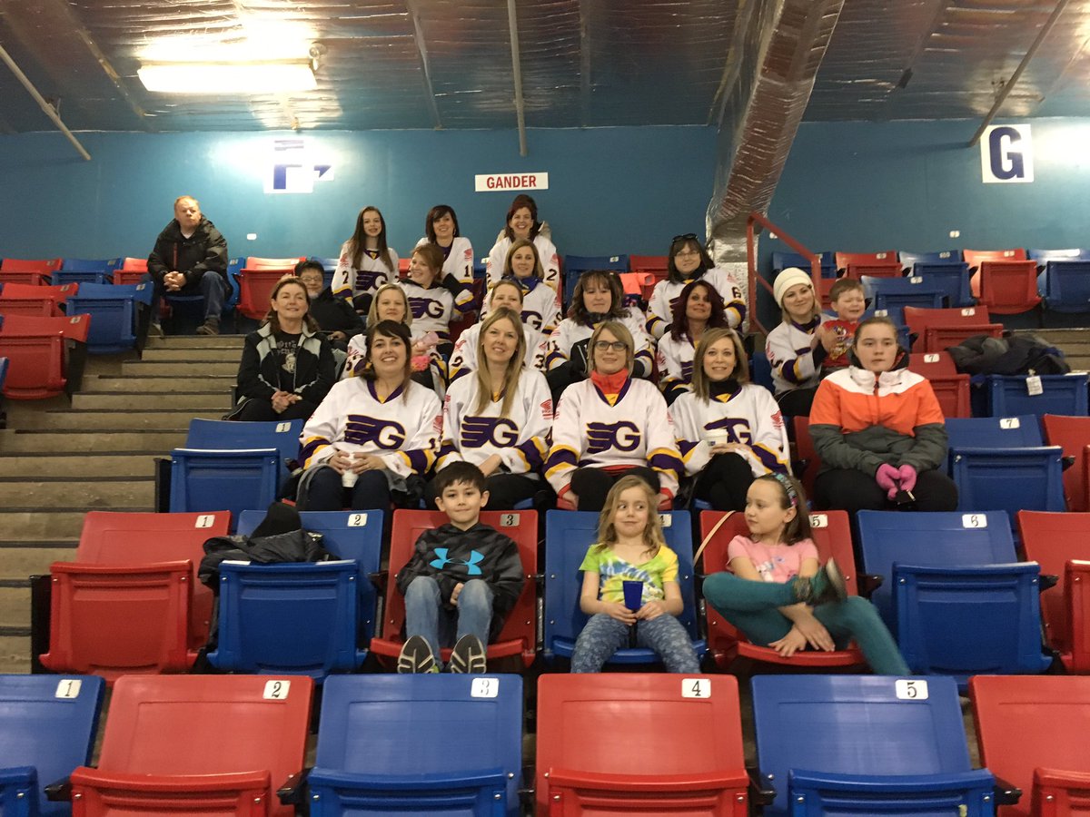 pittsss24's tweet photo. Last game of the season for the Atom B Flyers. The moms are ready to roll at least!! Great week in Deer Lake. https://t.co/ngpcx0Q0zn