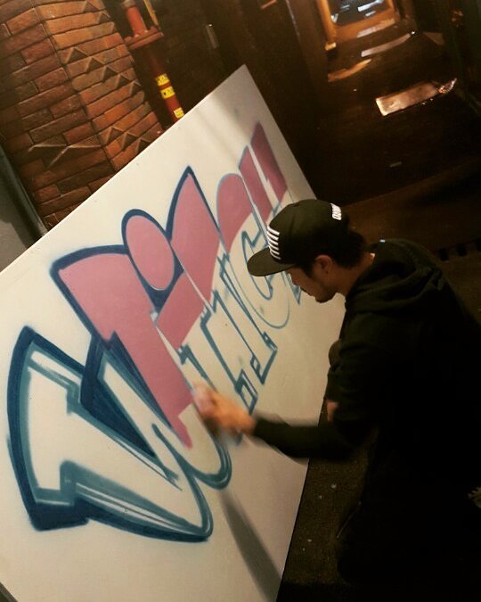 BrujaMaracc's tweet photo. #micromass #그래피티 #graffiti #부기블랙 #boogieblack #pub #펍 #부산맛집 #부산멋집 #상가인테리어 #마녀펍 #witchpub #실내샷 #그래피티간판 #남포동 #랜드마크 by… https://t.co/XGbTJjO0Q0