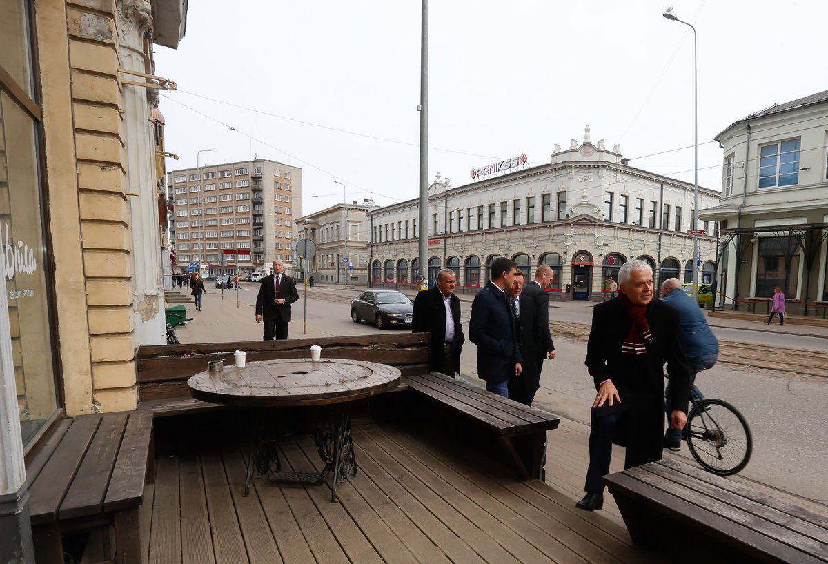 Dienas mirklis - uz <a href="/DarbnicaCafe/">DarbnicaCafe</a> baudīt Liepājas kafiju dodas <a href="/MarisKucinskis/">Maris Kucinskis</a> ar <a href="/UldisSesks/">Uldis Sesks</a>.