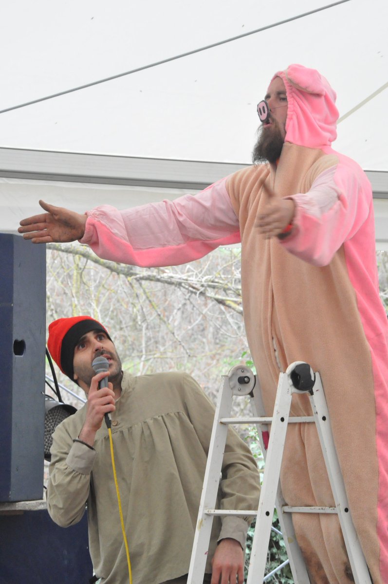 xrius1's tweet photo. 10 @FestadelPorc a #Moià amb exhibició Falcons @castellcir i escenificació teatral d matança https://t.co/eIXLgBS9xq https://t.co/XC7D0wnahm