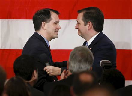 NBCNews's tweet image. Wisconsin crowd goes crazy for Ted Cruz, cold on Sarah Palin nbcnews.to/1RDVMpX