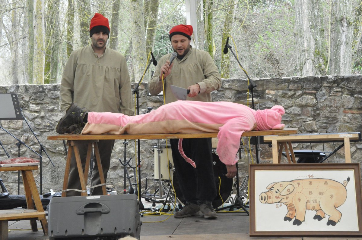 xrius1's tweet photo. 10 @FestadelPorc a #Moià amb exhibició Falcons @castellcir i escenificació teatral d matança https://t.co/eIXLgBS9xq https://t.co/XC7D0wnahm