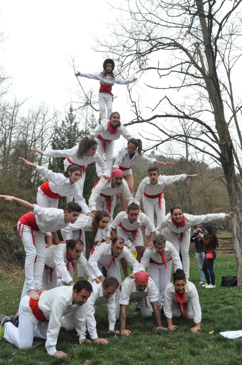 xrius1's tweet photo. 10 @FestadelPorc a #Moià amb exhibició Falcons @castellcir i escenificació teatral d matança https://t.co/eIXLgBS9xq https://t.co/XC7D0wnahm