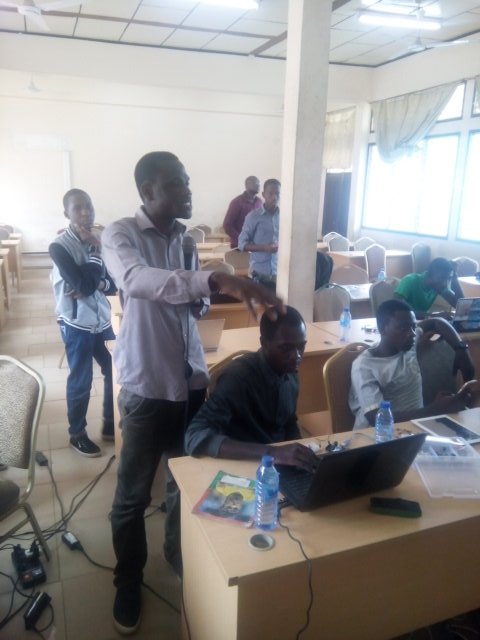 Asking questions about the robot project.... #projectexhibition 
#arduinoD16GH 
#Arduinod16