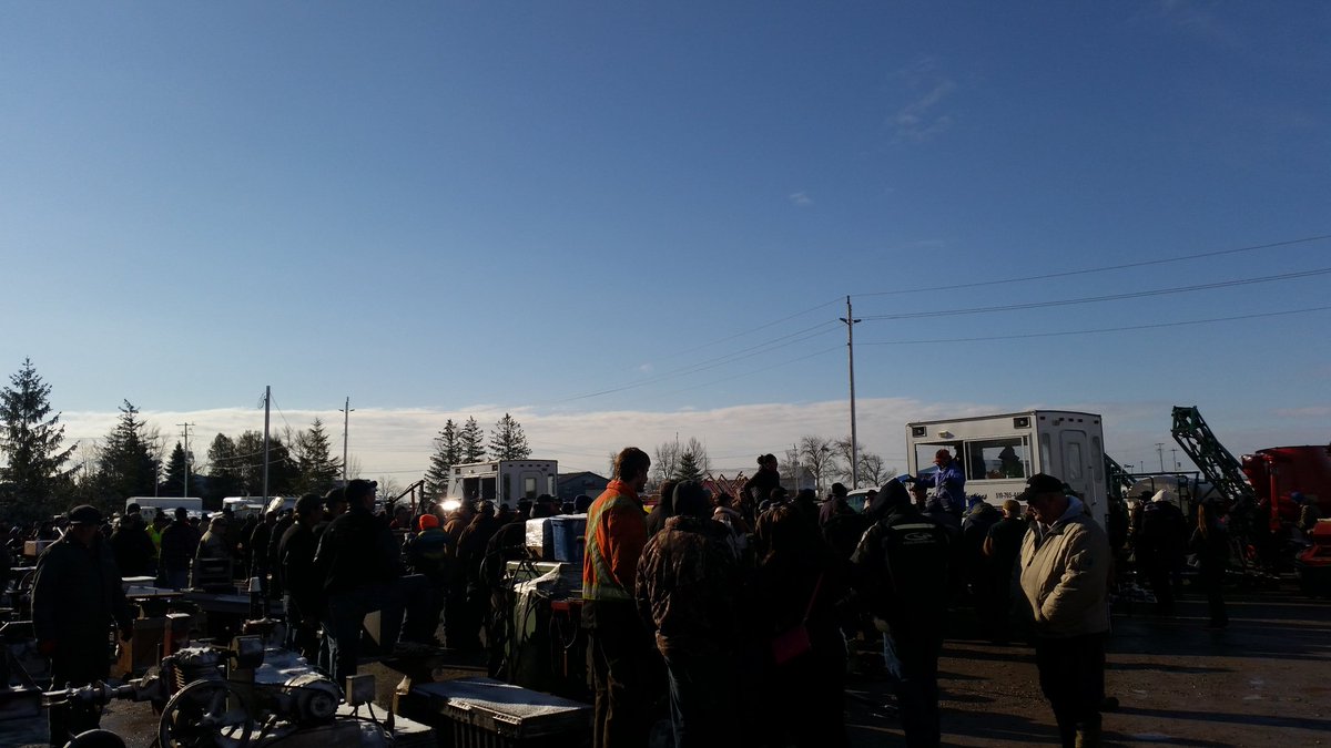 JessJJacob's tweet photo. Beautiful day for an auction  sale! Sun is shinning  and ppl are buying!  #auction #consignmentsale #comeshopping https://t.co/aFh2nzTzsL