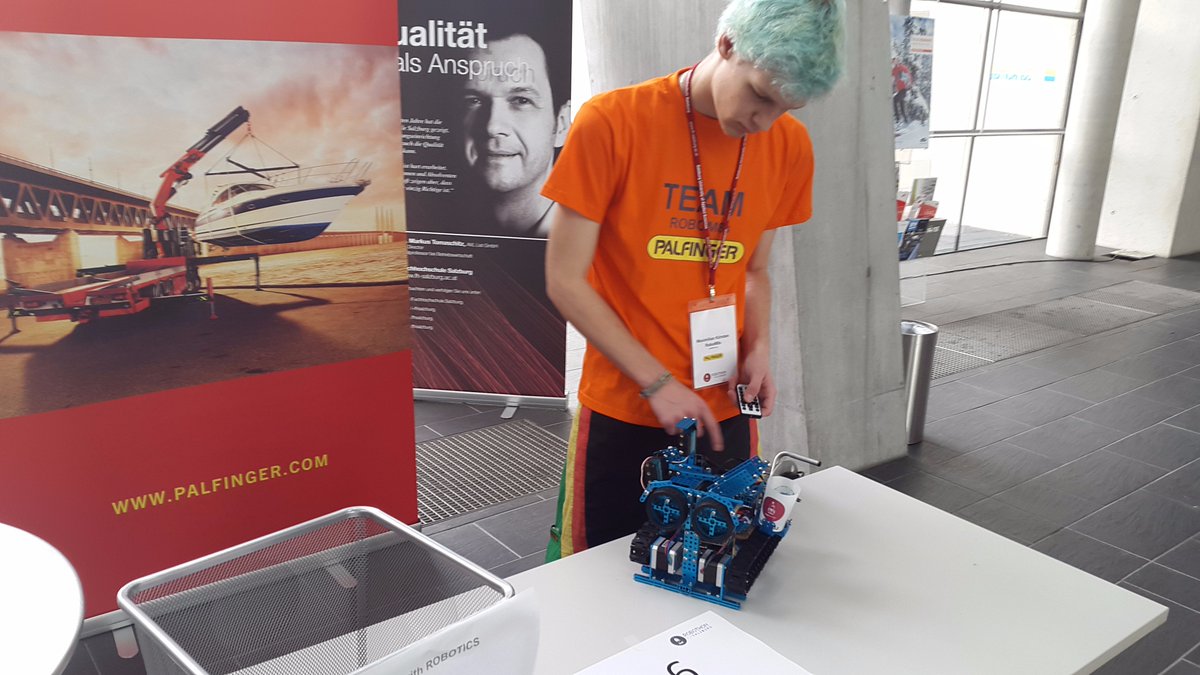 RobothonSBG's tweet photo. In den letzten Zügen vor den Abschlusspräsentationen - in 30 Minuten starten die Pitches vor der Jury im Audimax https://t.co/OgiRkNF6Il