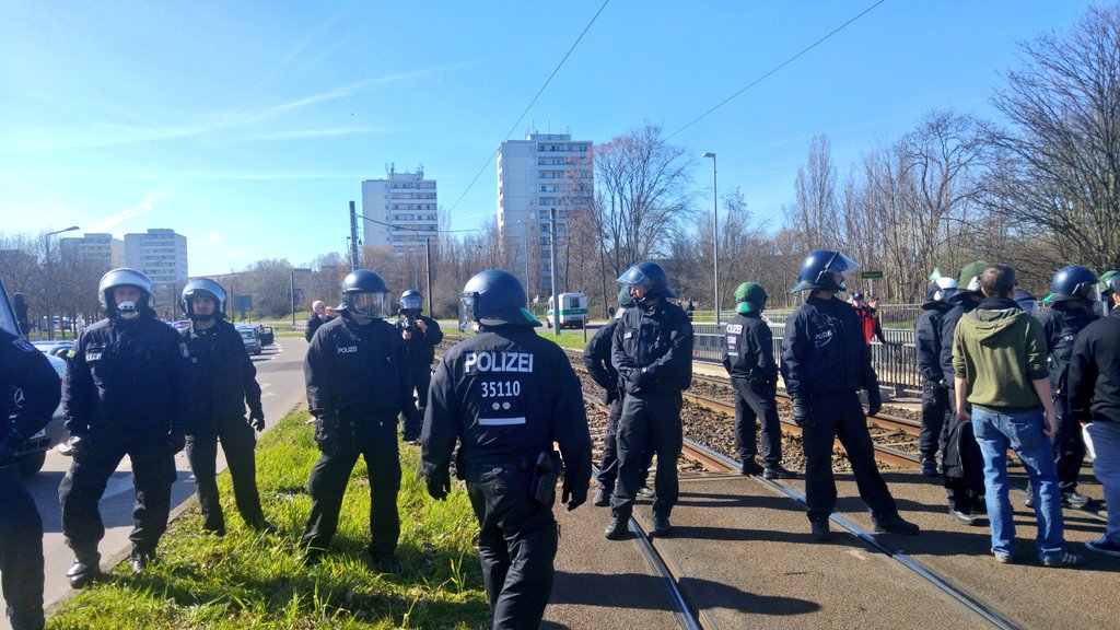 flecks's tweet photo. 1523 ca 250 #Antifa auf #LandsbergerAllee #ZossenerStr - Polizei lässt niemanden durch
#mahe0204 #mahe https://t.co/3gyia7yZt3