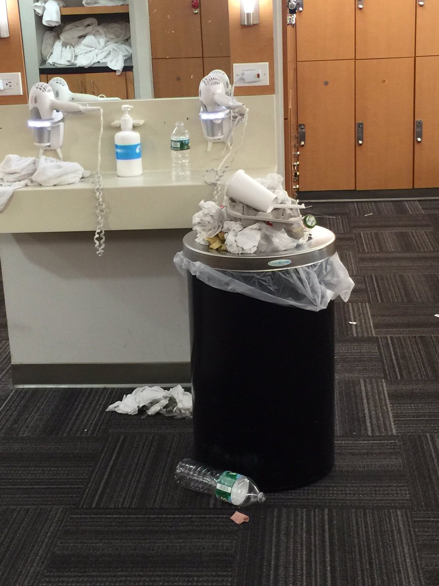 Kenney_63's tweet image. Maybe the cleaning staff can take out the garbage once in a while🤔 @NYSC #mountainofgarbage #nasty
