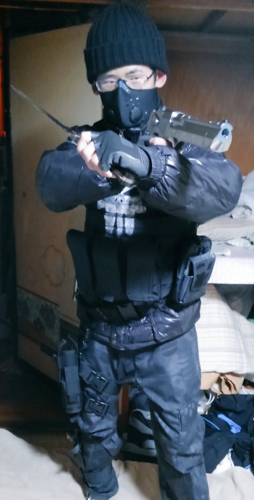 羅悪 Twitter પર 装備晒すとサバゲーマーがリツイートやフォローしてくれるらしい 広げよう黒装備の輪 パニッシャー ウォーゾーン風装備冬バージョン 銃はまだ無いですが纏まりました そう 冬は二丁拳銃ではなくシャッガンとかsmg を複数持つ気でした T Co