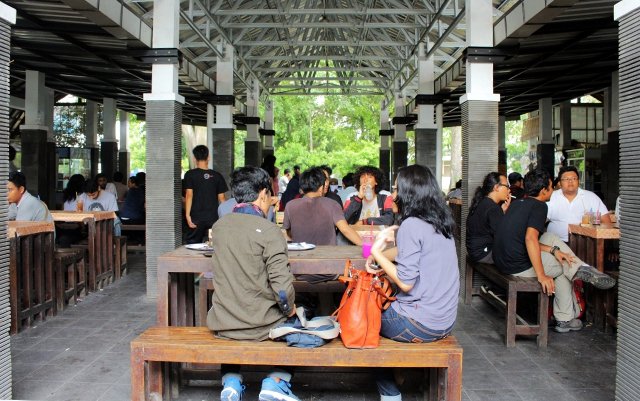 KRjogjadotcom's tweet photo. Kantin di UGM ini mungkin akan menjadi cerita saja https://t.co/ECIPa10wr5
#BonbinUGM #UGM #FIBUGM #krjogja #Jogja https://t.co/Y6FwAww5G8