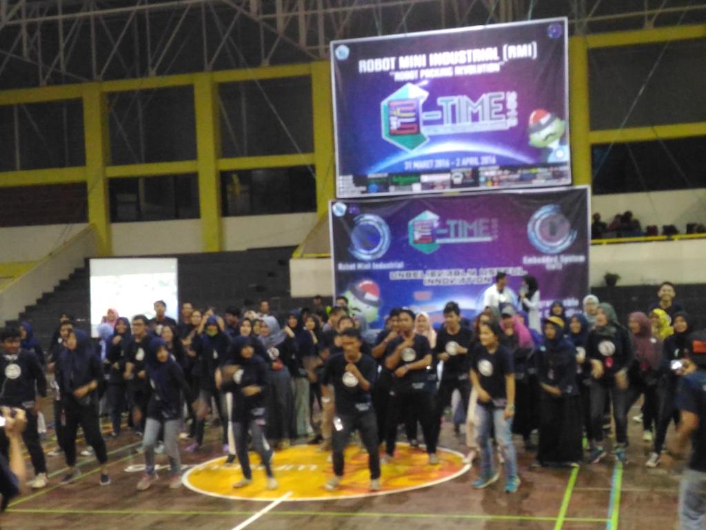 ETIME_PNJ's tweet photo. [Live Report] Flashmob seluruh panitia menandakan ETIME 2016 telah BERAKHIR 👏👏 #ETIME2016 #InnovationEverySecond https://t.co/Hab3Vro6ep