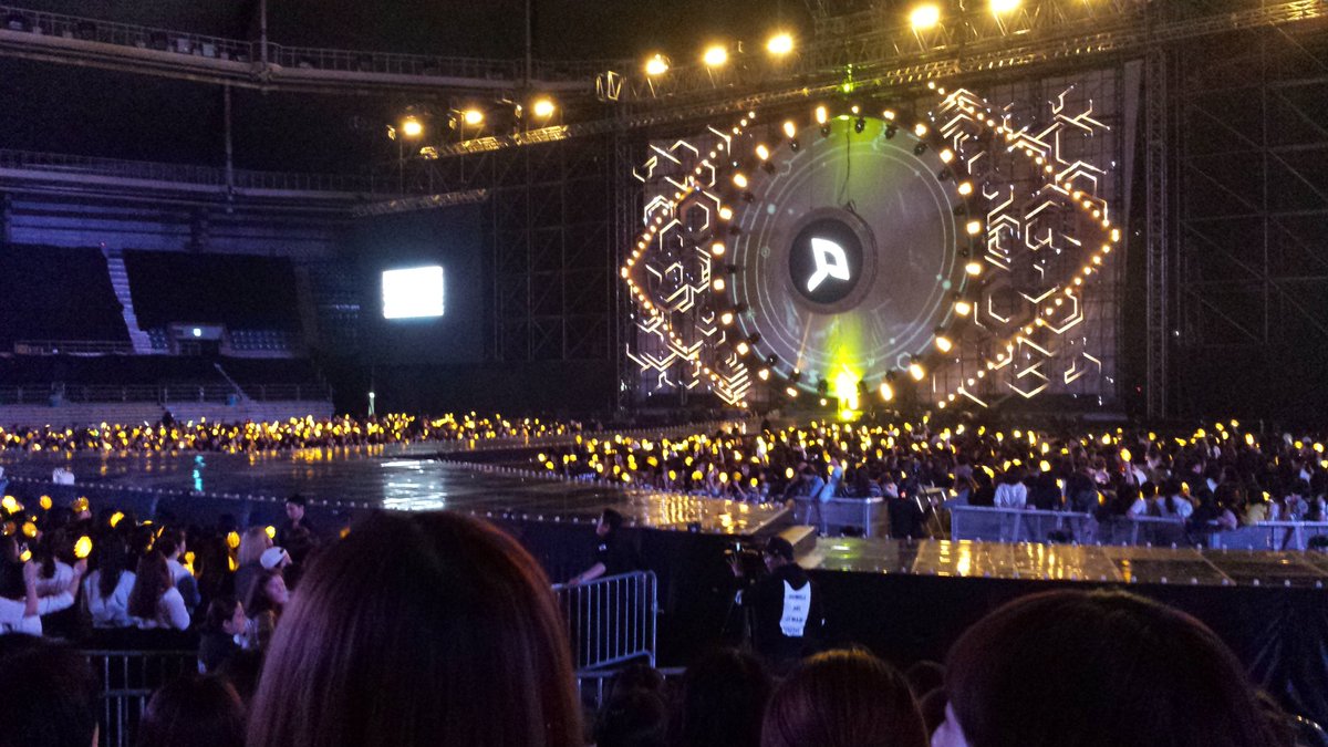kittystew's tweet photo. BBC ocean is so pretty #BLOCKB #Blockbuster #BlockBusterConcert #블락비 #블락비콘서트 https://t.co/ltJC26TMCV