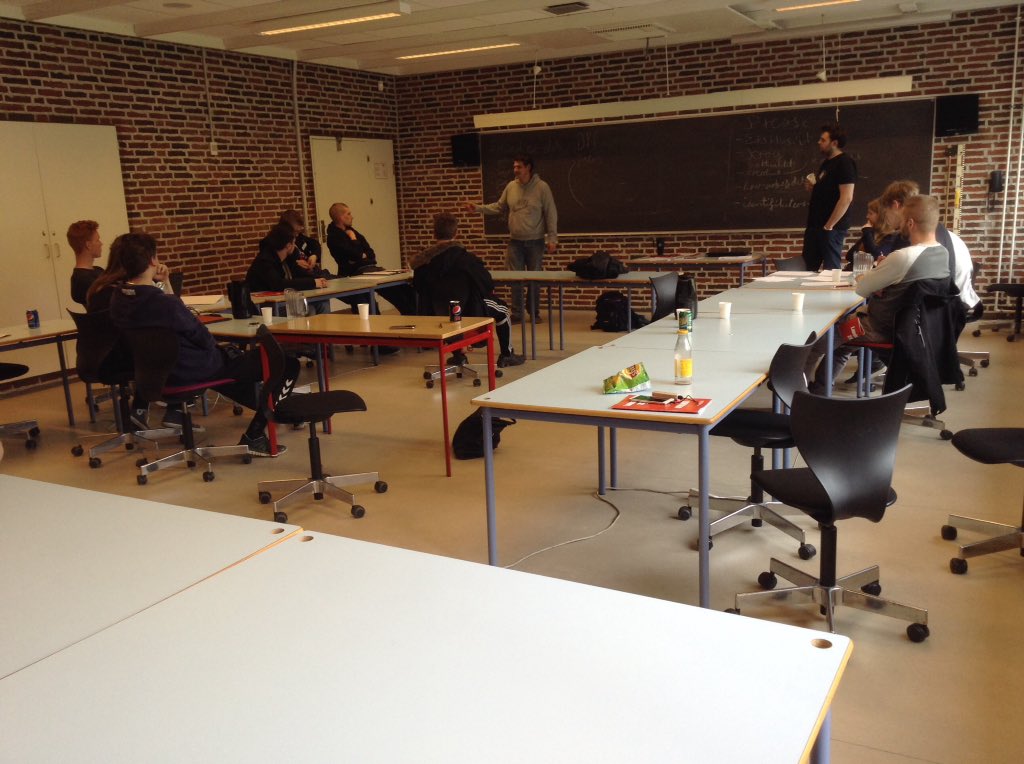 Suupersigne97's tweet photo. Der holdes workshop "EEO værktøjskassen" hvor vi undervises i aktivisme, debat indlæg og læserbreve.
#eeolm16 #eeo https://t.co/h0GClwvcuy