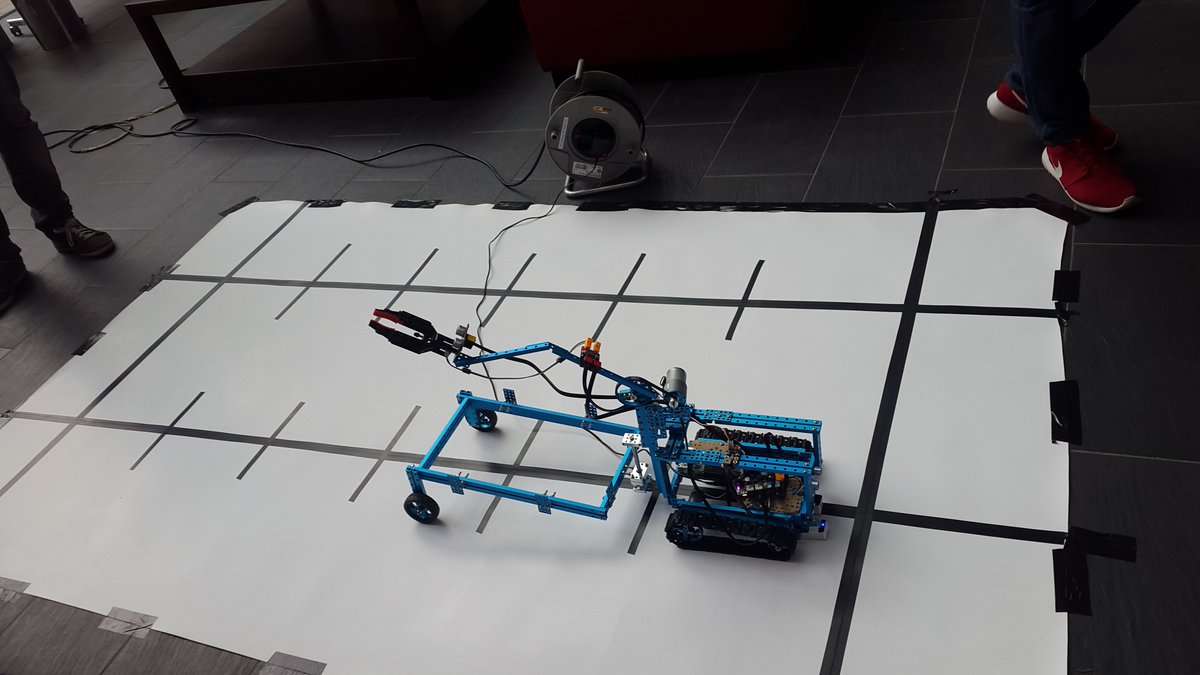 RobothonSBG's tweet photo. Die ersten Roboter sind schon aufgestellt und warte auf die Jury und das Publikum #robothonsbg https://t.co/3UtbIw98sh
