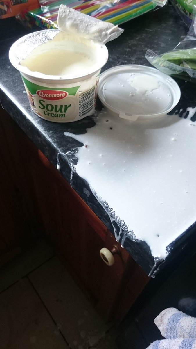 daniandgrace's tweet photo. @Avonmoretaste @SuperValuIRL Ahhh!! WTF!! All liquid no sour cream my crackers are gonna be dry! 😭😞😥😩 #dissapointed https://t.co/yZgwaFnrd8