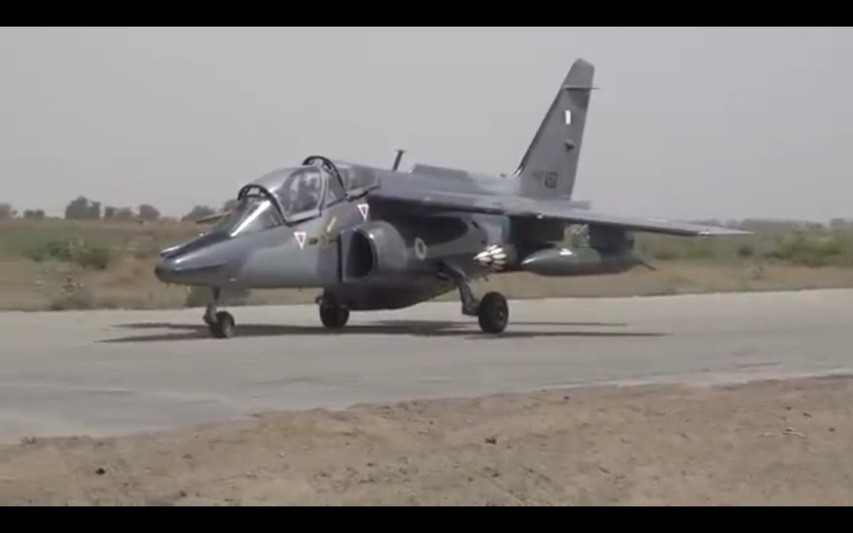 سلاح الجو النيجيري يسلح طائراته نع Alpha jet  CfCtMyRWEAApyzW