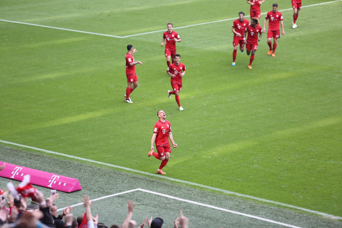 FCBayern's tweet photo. Was! Für! Ein! Tor! Per Seitfallzieher bringt #Ribéry uns hier in Führung! Tor des Monats am 2. April! #FCBSGE 1-0 https://t.co/ZftlmIdtCO
