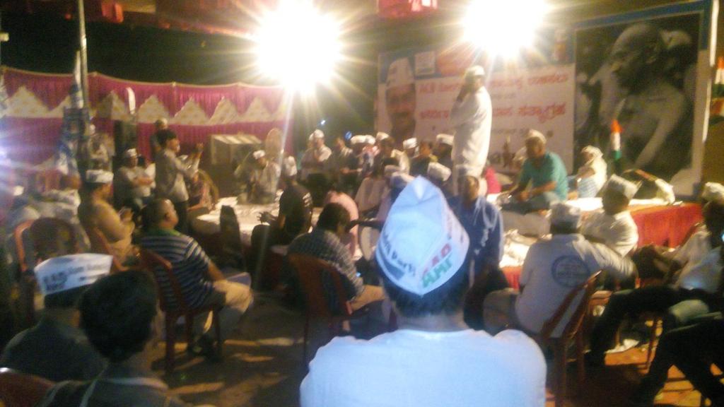 sandeepkrnath's tweet photo. DK Ravi's parents joining #SaveLokayukta campaign by @AAPKarnataka.
#HungerStrikeDay4 @AAPBangalore @aap_mdvpura https://t.co/uONi0RlPC7