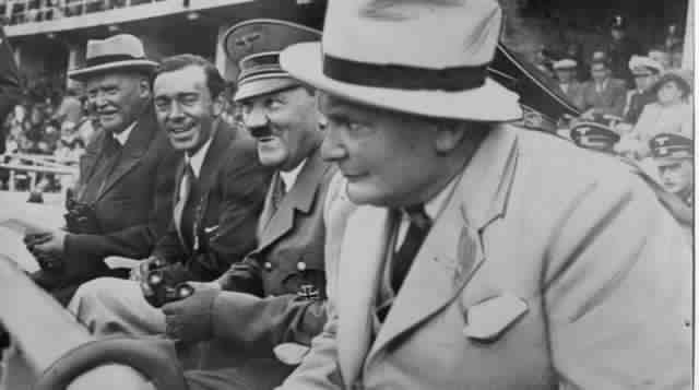 スウェーデン政治経済情報 クリス オニール自身は母方の家系について明らかにしていない スウェーデン 王室は シルビア王妃の父がナチス党員だったり 国王の父がナチス幹部と交流するなど ドイツ関係で暗い歴史がある 写真はヒットラーとオリンピックを