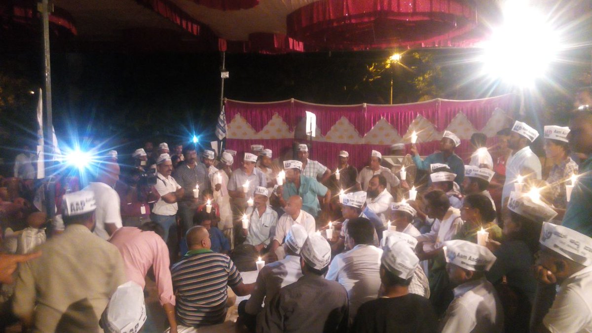 NaveenDahiyaIAC's tweet photo. DK Ravi's parents taking part in candle light March to #Savelokayukta @aapkaprithvi @AAPKarnataka #HungerStrikeDay4 https://t.co/FcRm2nMTb4