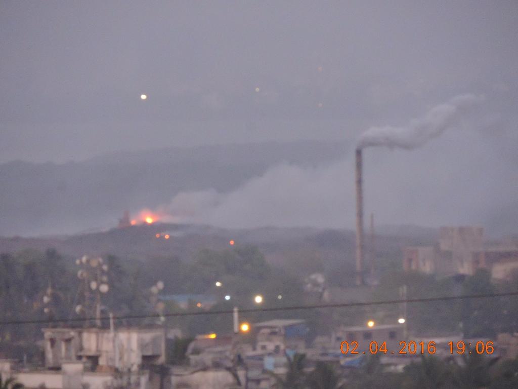 ActNow_Mumbai's tweet photo. @PrakashJavdekar @Dev_Fadnavis Lokmat Award, new MSW rules whn older ones yet 2 b met, and the dump fire rages on. https://t.co/gT0p0DXpS5