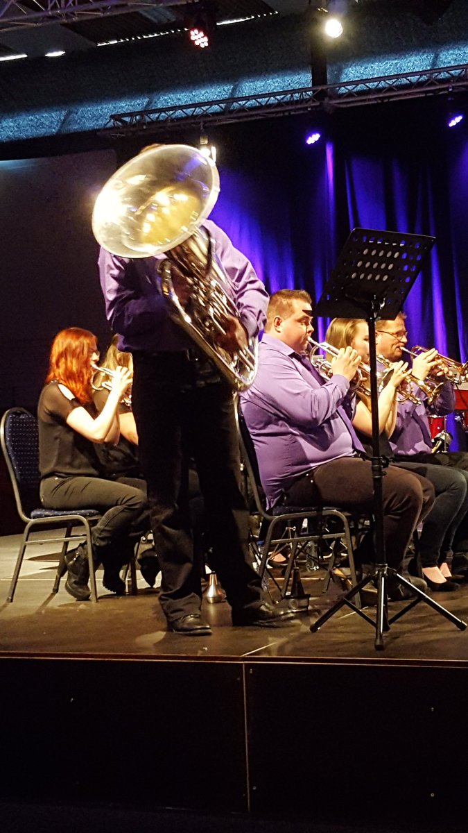 Crew_GSF's tweet photo. Wauw wat een mooie solo van bassist Willem Hoekstra...! Donkerbroek speelt prachtig #2016GSF #brassband https://t.co/B0js4XagCI