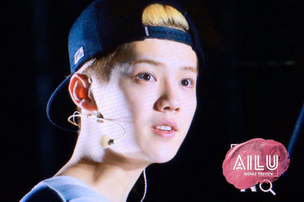ohmydeer0420's tweet photo. FROM DADDY TO BABY REAL FAST #LuHan1stChinaTour cr.LuSparkle &amp; Ailu https://t.co/k1blSx14m3