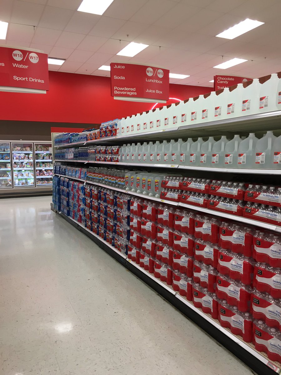 SeanSmithTGT's tweet image. Don't be a fool, drinking water is cool 💧👍🏽 keeping our guests hydrated! @Maurice_Jones_1 @bcmoore2 #fillthefloor