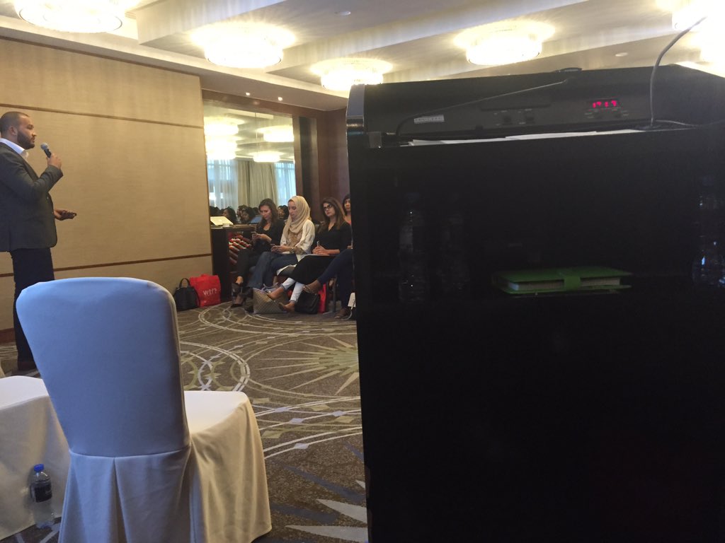 BeaPassosZ's tweet photo. Sneaky backstage pic. How did I end up here? #zomatocon https://t.co/64poNOuo5T