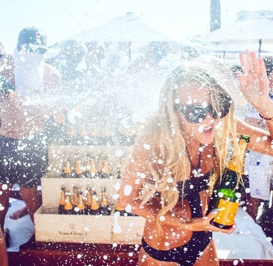 SoBeCongress's tweet photo. Because everyday should feel like a holiday 🎉🍾
The #WETPOOLPARTY is 🔛 #CongressHotelSouthBeach #LetUsSpoilYou https://t.co/33GqIsDToj