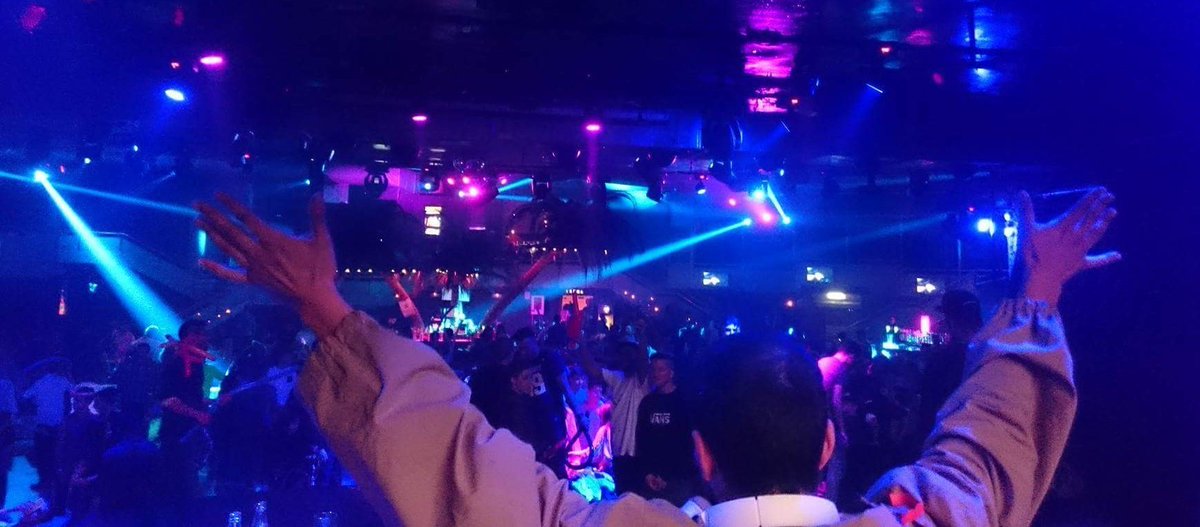 Meneooh's tweet photo. Bailongoo ayer en @LaRivieraSala Mazo buen rollo ayer en @BallinClub junto a @DennisUko Esperando volver 4ever 🍑🎶🎉🎤🔊 https://t.co/5487ImCa6p