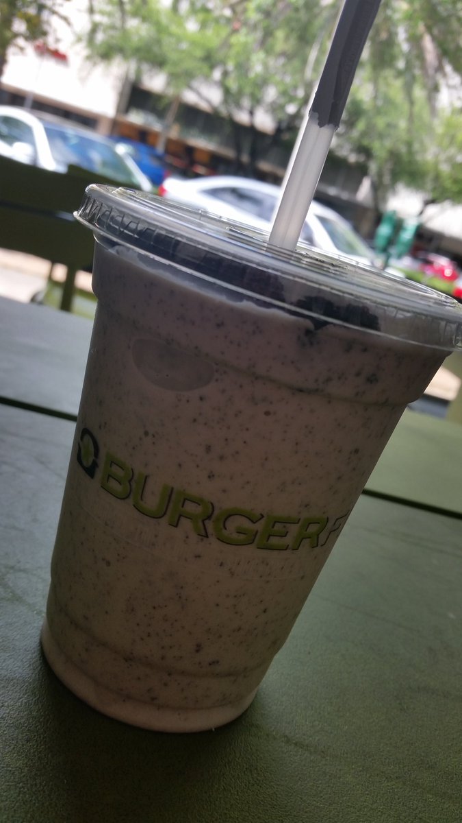 CleverlyMe's tweet photo. Yummy! Starting w/ a @BURGERFI cookies and cream shake. #trysomebetter #foodie #miami #miamibloggers https://t.co/up87begJfF