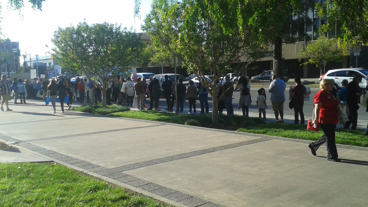 aguj1977's tweet photo. #FeelTheBern  #Bernie2016 #BakersfieldforBernie https://t.co/cHjf4KBhpy