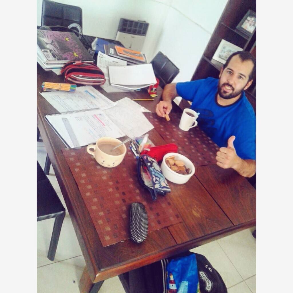 Gatiuland's tweet photo. Los futuros profes haciendo tarea #stayingstrong #teacherstobe #mathteacher #englishteache… https://t.co/XEni0iDpRT https://t.co/TXTUv3Xywp