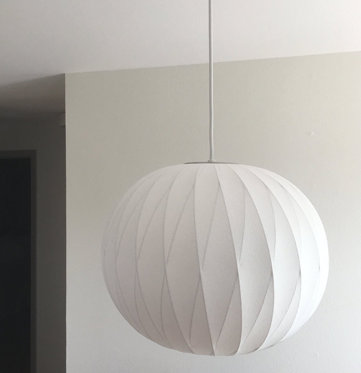 MBrowning_Art's tweet photo. I'm in love. #GeorgeNelson #bubblelamp #interiordesign #classicdesign https://t.co/4kkLHbeRvY