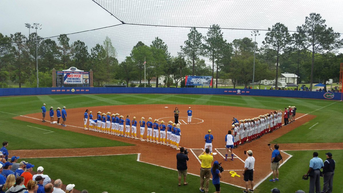 GatorsSB's tweet photo. π vs. π
#GoGators #BiggerThanSoftball #YellowGame https://t.co/n3rEfrA8sq