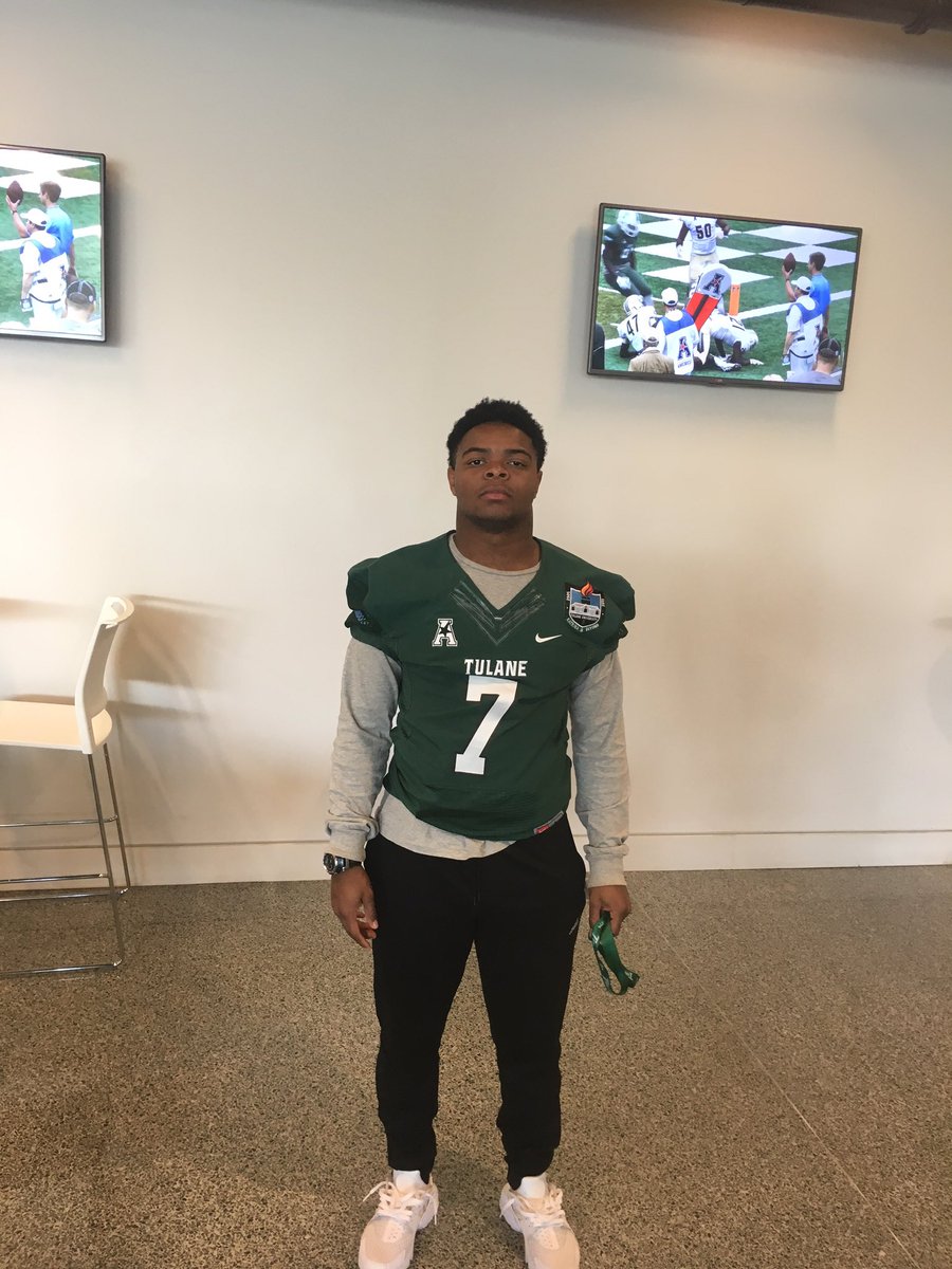 KelvinFranklinF's tweet photo. Enjoyed my Visit today at Tulane University๐ ๐ #CommitWave #GangGreen17 @CoachFobbsTU @wesley_fritz https://t.co/ed9U6YphCC