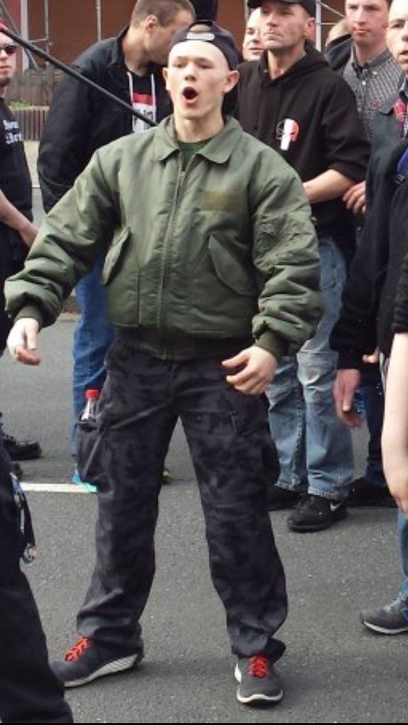 riotburnz's tweet photo. Komm in die Hood und Du kriegst Schellen, wie Klingelstreiche. 
#noNPDessen https://t.co/PohzNnj8gT