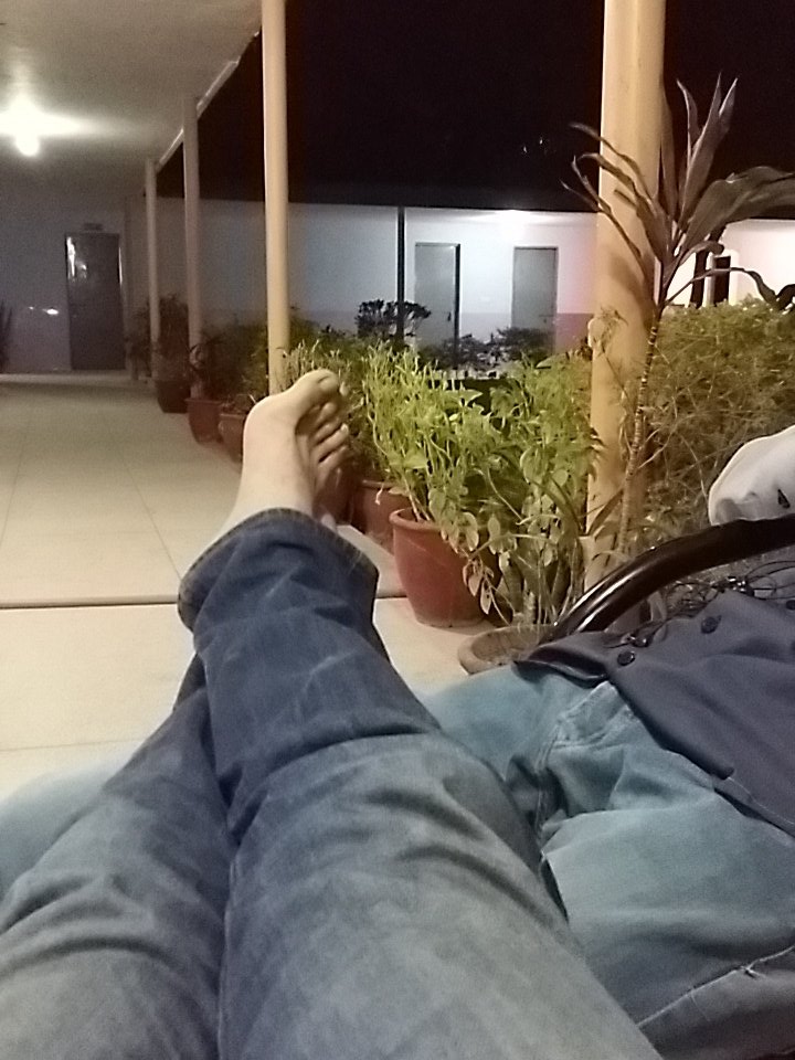 KichoPicho's tweet image. When your friend offer you what is most needed atm 😂 #legSupport #FriendsChapter