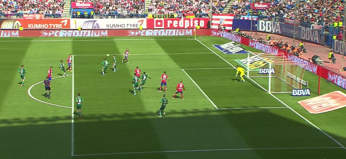 _Buzz_Sport's tweet photo. VIDEO – Griezmann marque sans le vouloir : son but gag contre le Betis https://t.co/bit093OmkV https://t.co/vz6JhNwXTG