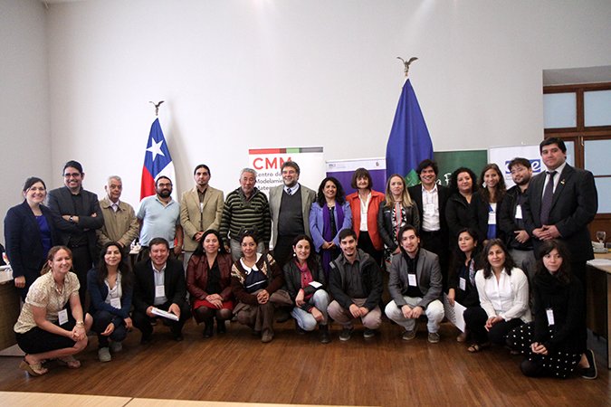 uchile's tweet photo. Firman compromiso que potenciará formación de profesores de matemáticas en cinco comunas
https://t.co/AxLESKYx0y https://t.co/MfXnVmMmG2